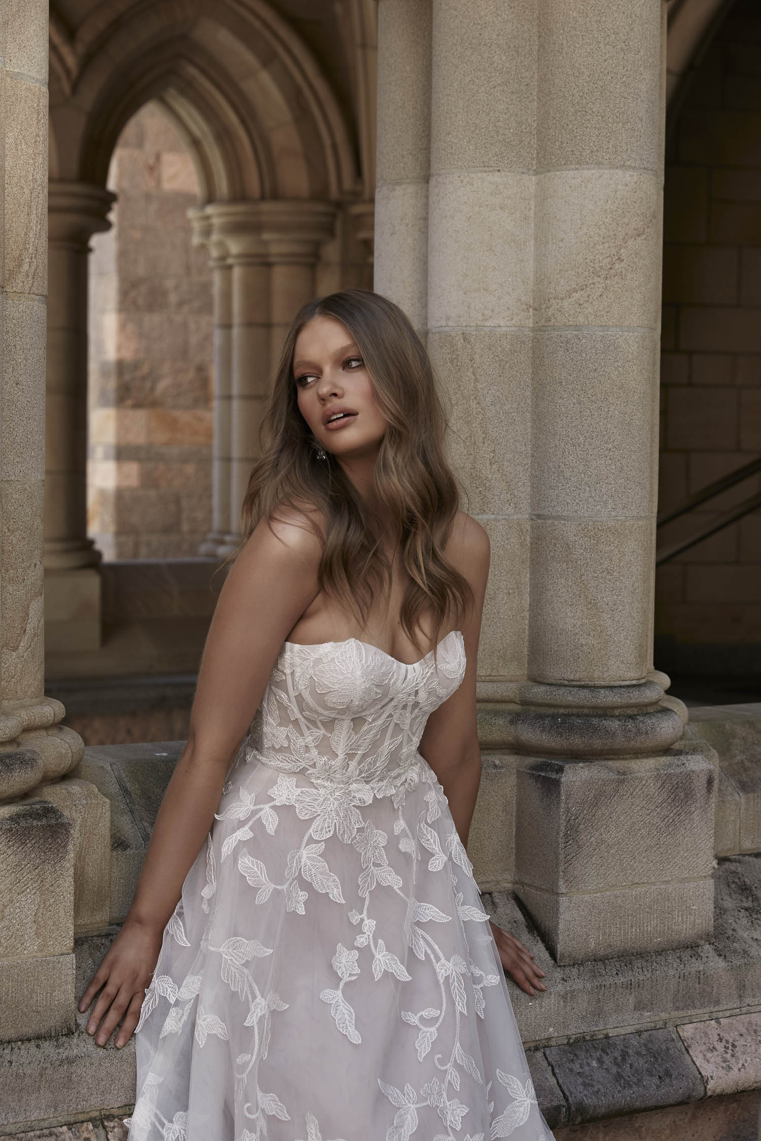 evie young_brautatelier ried_livia_ey330_vintage prinzessin_abnehmbare aermeln_all-over-3d-bluetenspitze_ivory-ivory_vorne_1-min