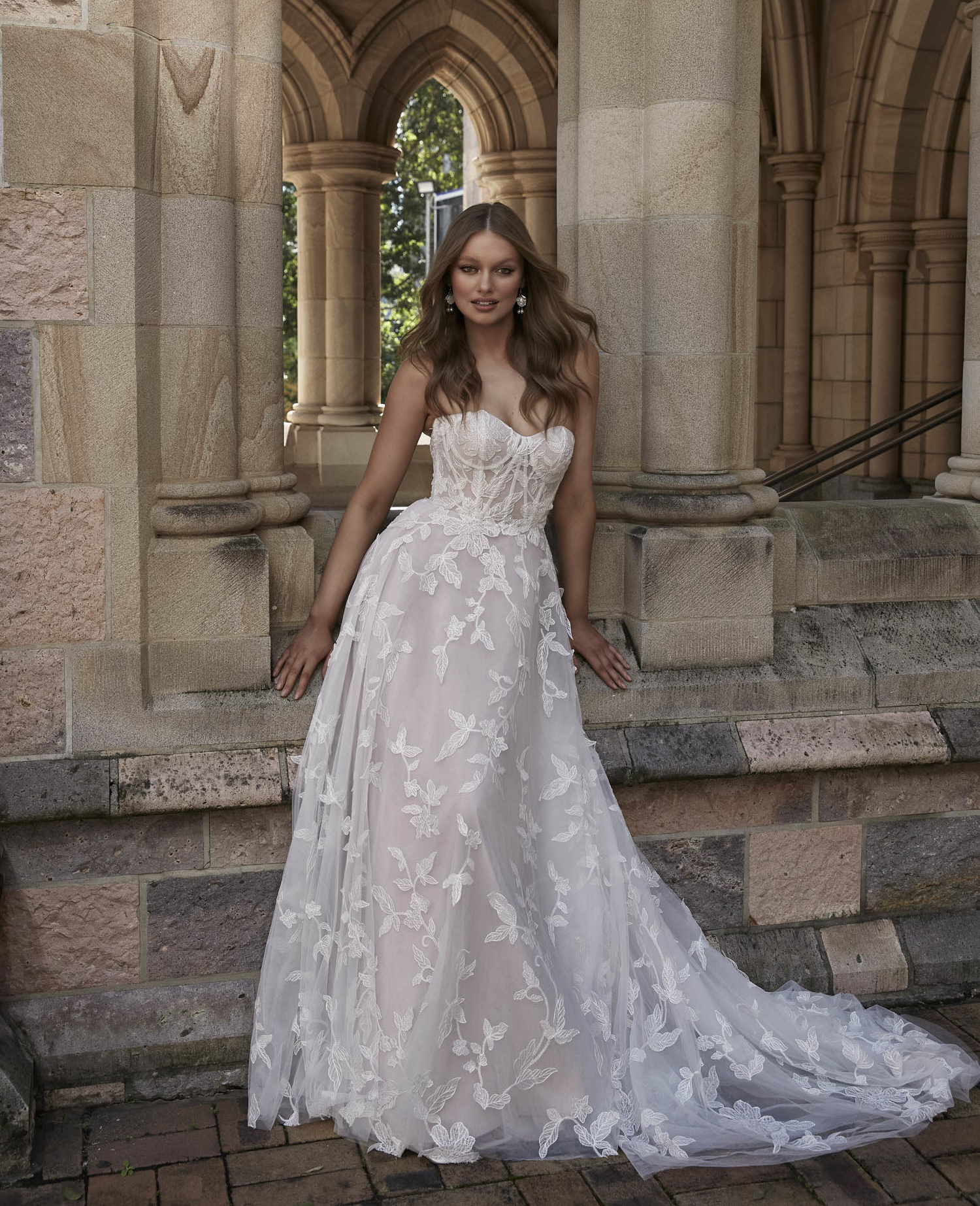 evie young_brautatelier ried_livia_ey330_vintage prinzessin_abnehmbare aermeln_all-over-3d-bluetenspitze_ivory-ivory_vorne_2-min