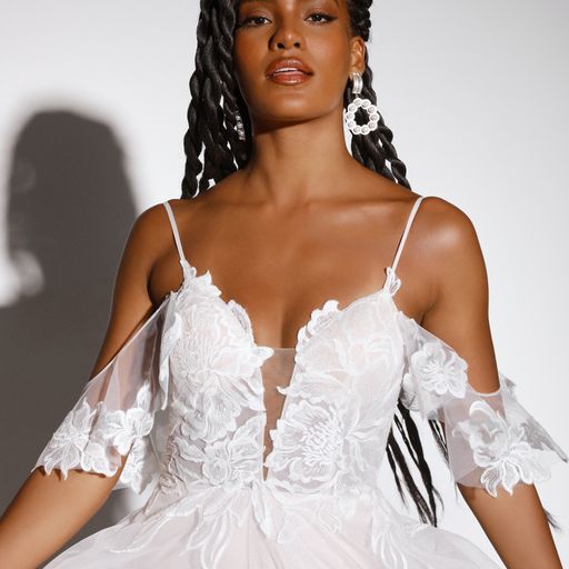 evie young_brautatelier ried_presley_ey360_brautkleid_vintage prinzessin_spaghettitraeger_abnehmbare aermel_spitze_ivory-ivory_portrait_1-min