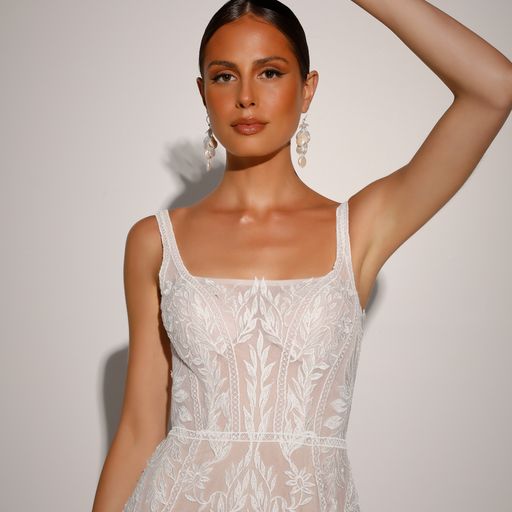 evie young_brautatelier ried_zari_ey370_brautkleid_vintage prinzessin_softtuell_spaghettitraeger_abnehmbare aermel_ivory-sand_portrait_1-min