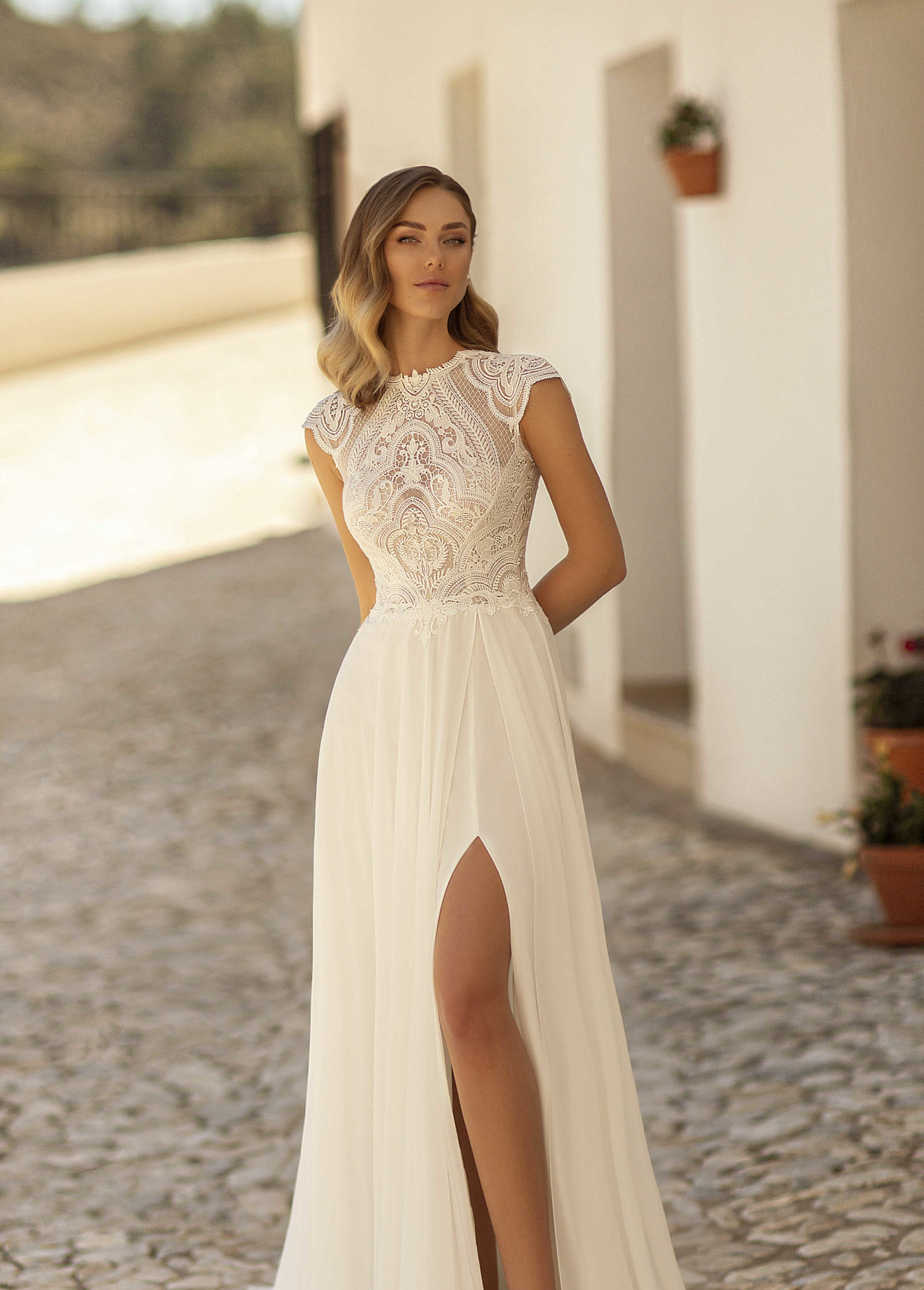monica loretti_brautatelier ried_8222_brautkleid_boho_chiffon_spitze_ivory_nude_vorne_1_geschnitten