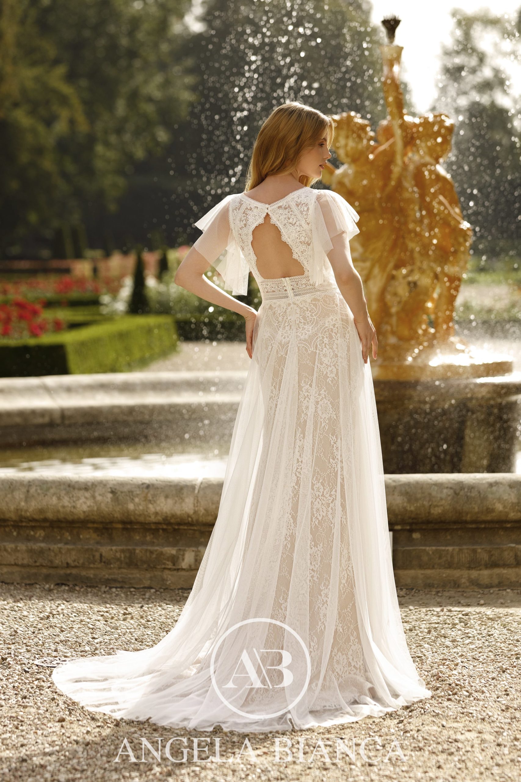 angela-bianca_brautatelier-ried_1080_brautkleid_vintage_boho_chiffon_all-over-spitze_v-ausschnitt_capp.-ivory_rücken_1-min-scaled.jpg