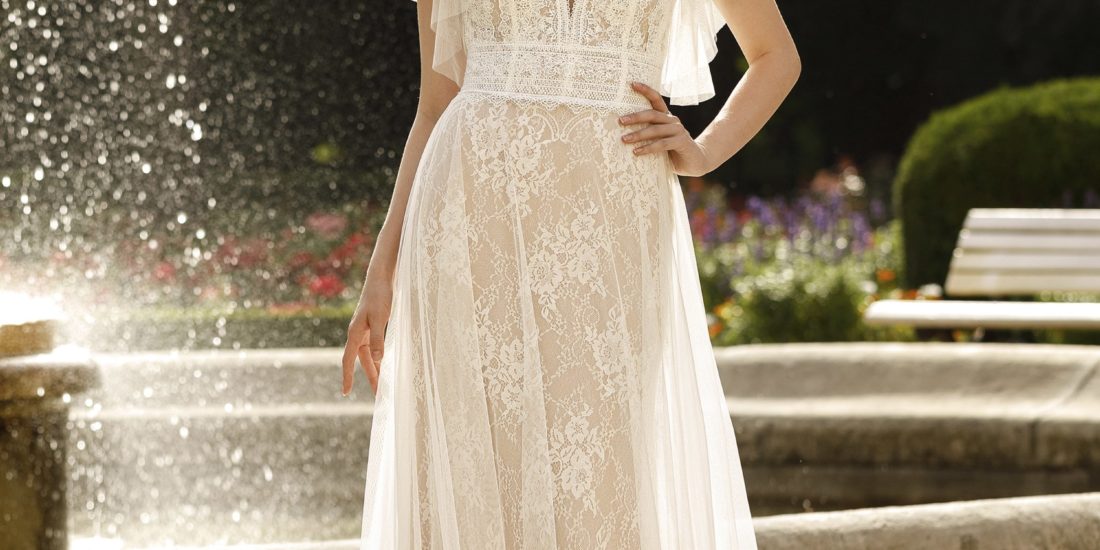 angela bianca_brautatelier ried_1080_brautkleid_vintage_boho_chiffon_all-over-spitze_v-ausschnitt_capp.-ivory_vorne_1-min