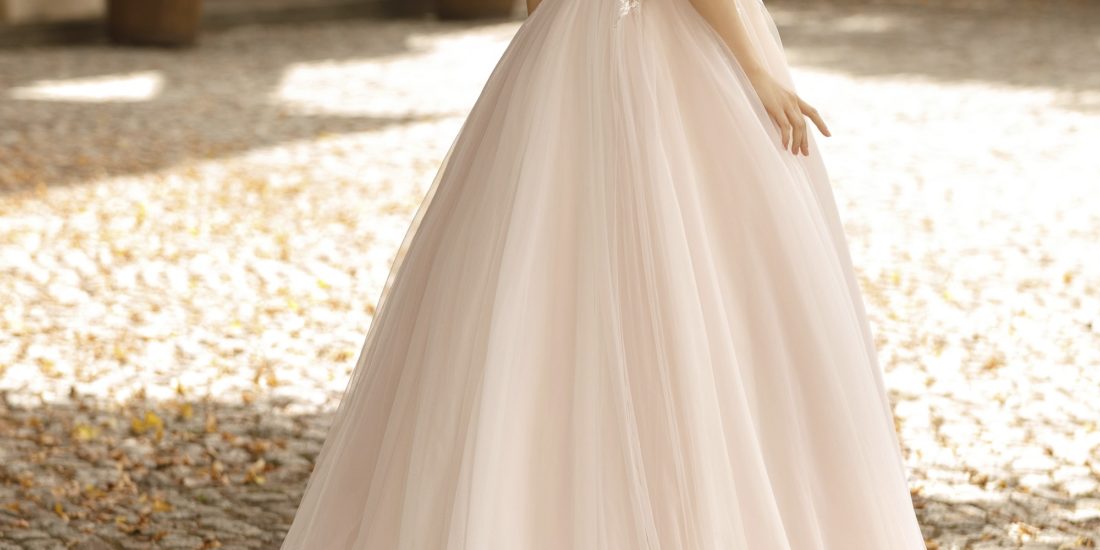 angela bianca_brautatelier ried_1082_brautkleid_prinzessin_softtüll_spitze_v-ausschnitt_capp.-ivory-nude_rücken_1_Upload