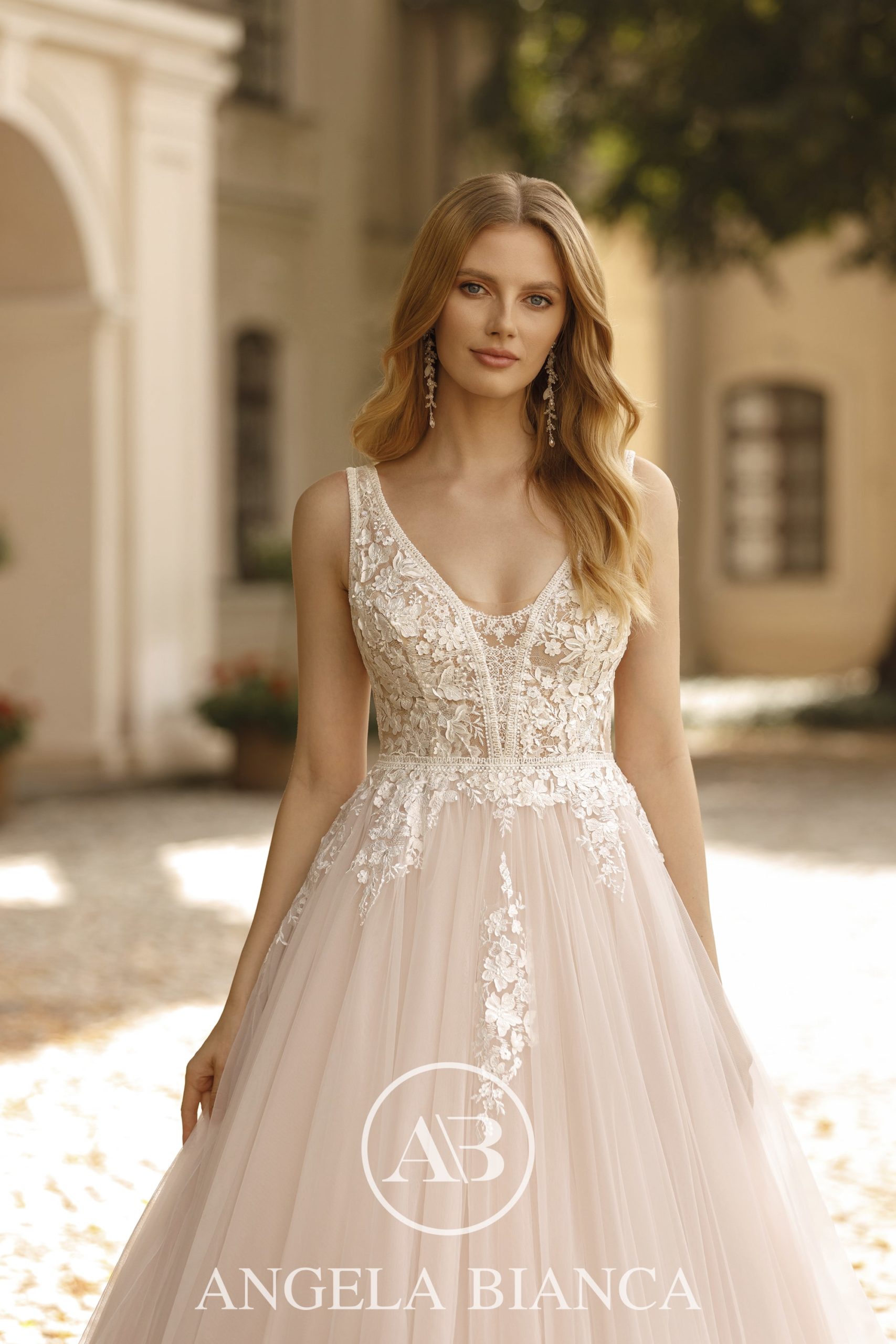 angela bianca_brautatelier ried_1082_brautkleid_prinzessin_softtüll_spitze_v-ausschnitt_capp.-ivory-nude_details_1-min