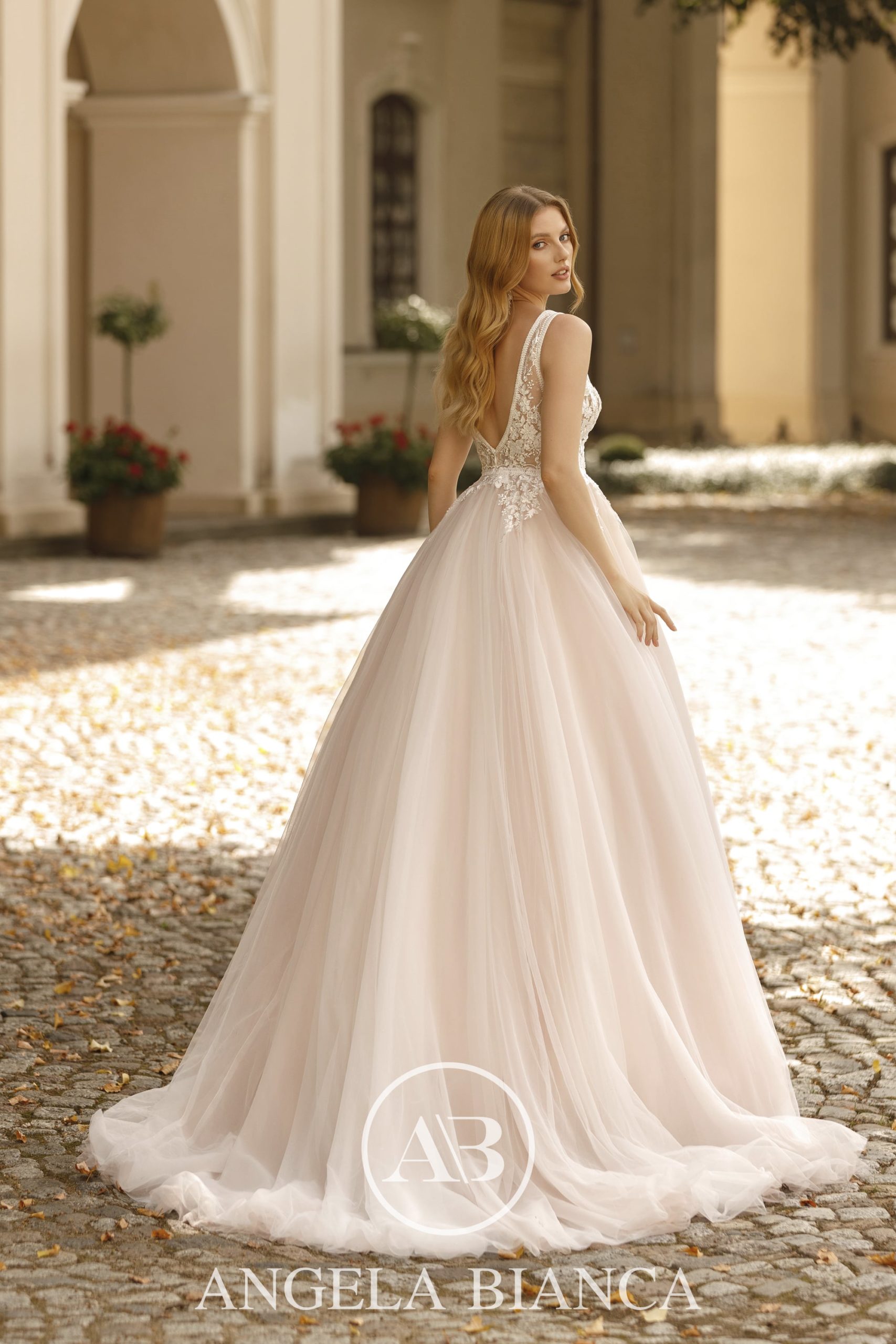 angela bianca_brautatelier ried_1082_brautkleid_prinzessin_softtüll_spitze_v-ausschnitt_capp.-ivory-nude_rücken_1-min