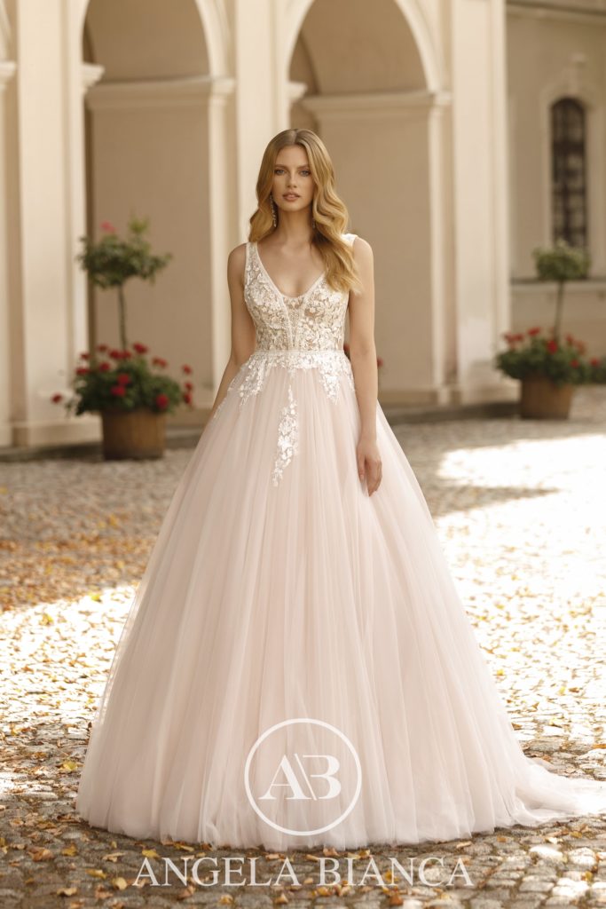 angela bianca_brautatelier ried_1082_brautkleid_prinzessin_softtüll_spitze_v-ausschnitt_capp.-ivory-nude_vorne_1-min