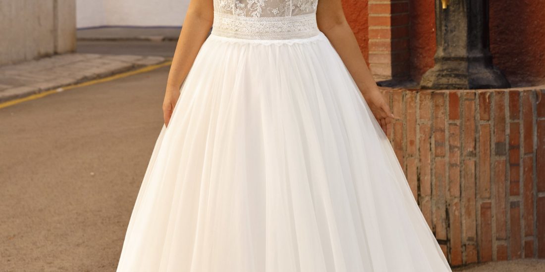 angela bianca_brautatelier ried_1090_brautkleid_prinzessin_curvy_tüll_spitze_ivory-capp._vorne_1-min