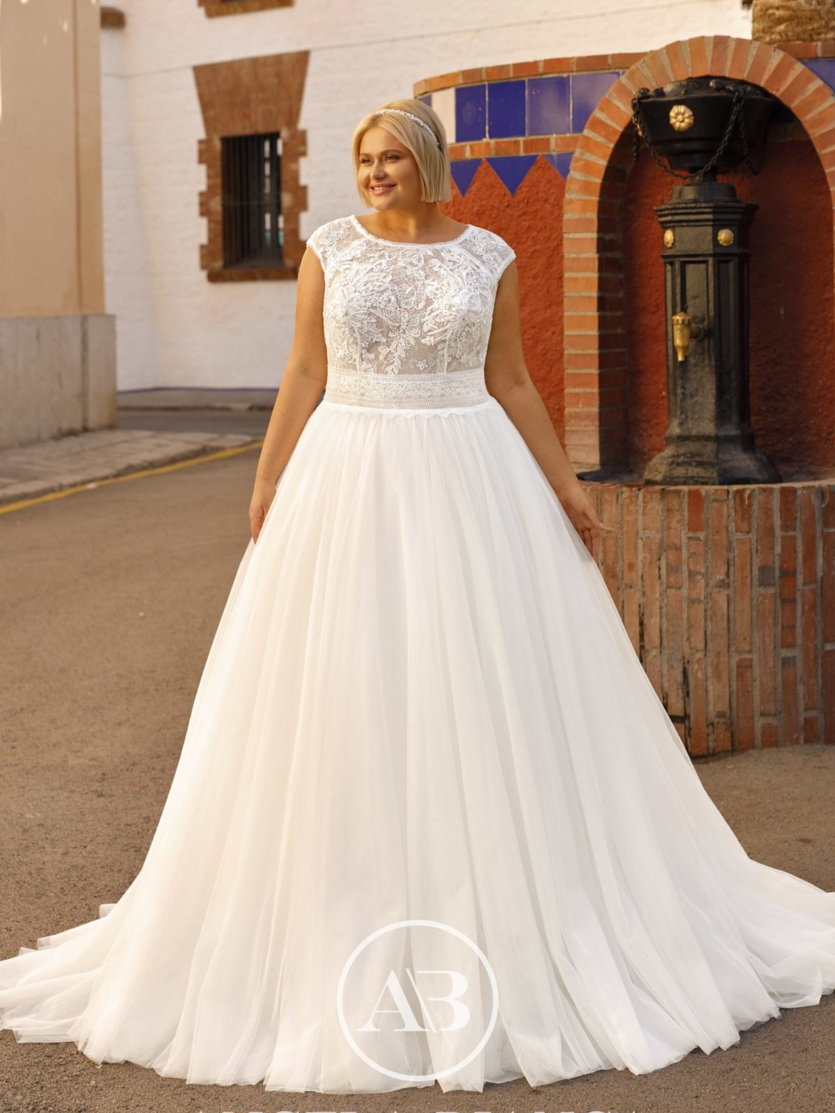 angela bianca_brautatelier ried_1090_brautkleid_prinzessin_curvy_tüll_spitze_ivory-capp._vorne_1-min