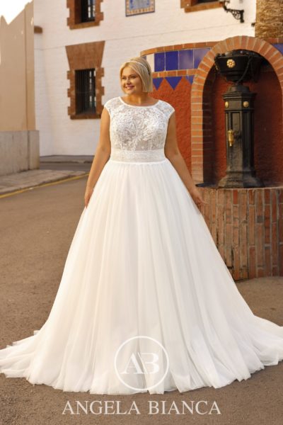 angela bianca_brautatelier ried_1090_brautkleid_prinzessin_curvy_tüll_spitze_ivory-capp._vorne_1-min