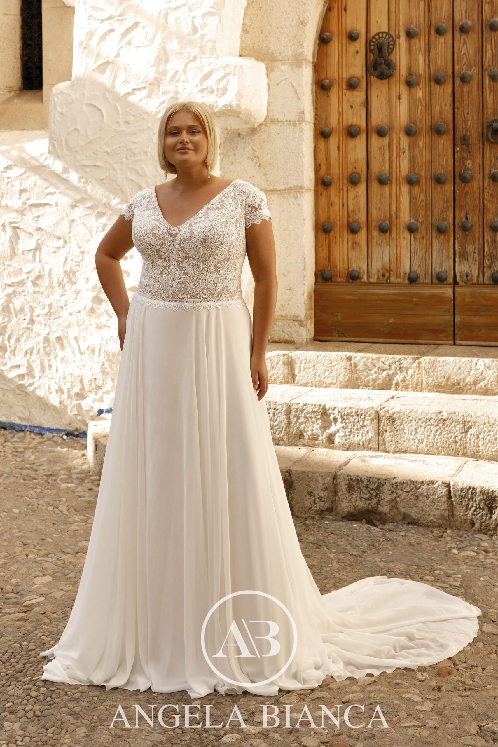 angela bianca_brautatelier ried_1092_brautkleid_curvy_chiffon_spitze_ivory-capp._vorne_1-min