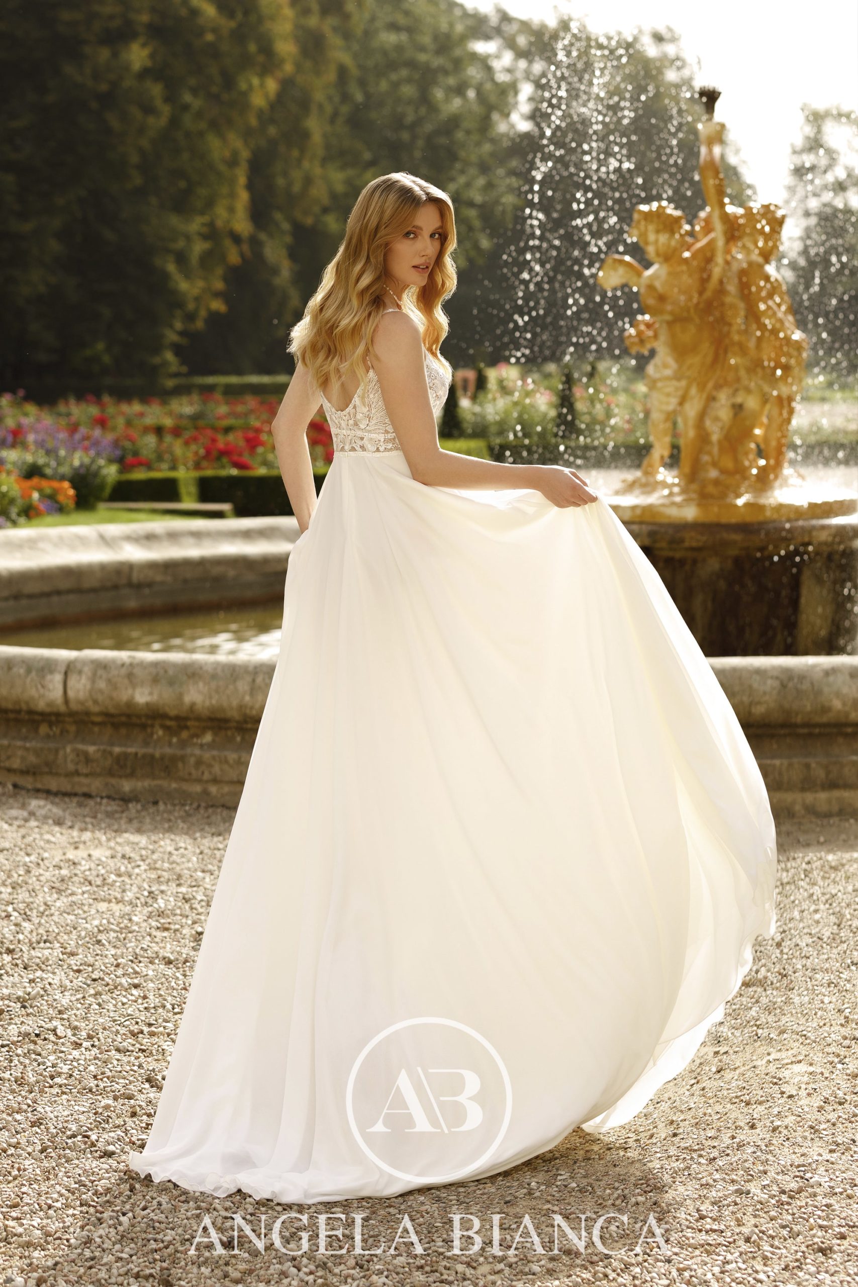 angela bianca_brautatelier ried_1101_brautkleid_boho_chiffon_spitze_spaghetti-träger_ivory-nude_rücken_1-min