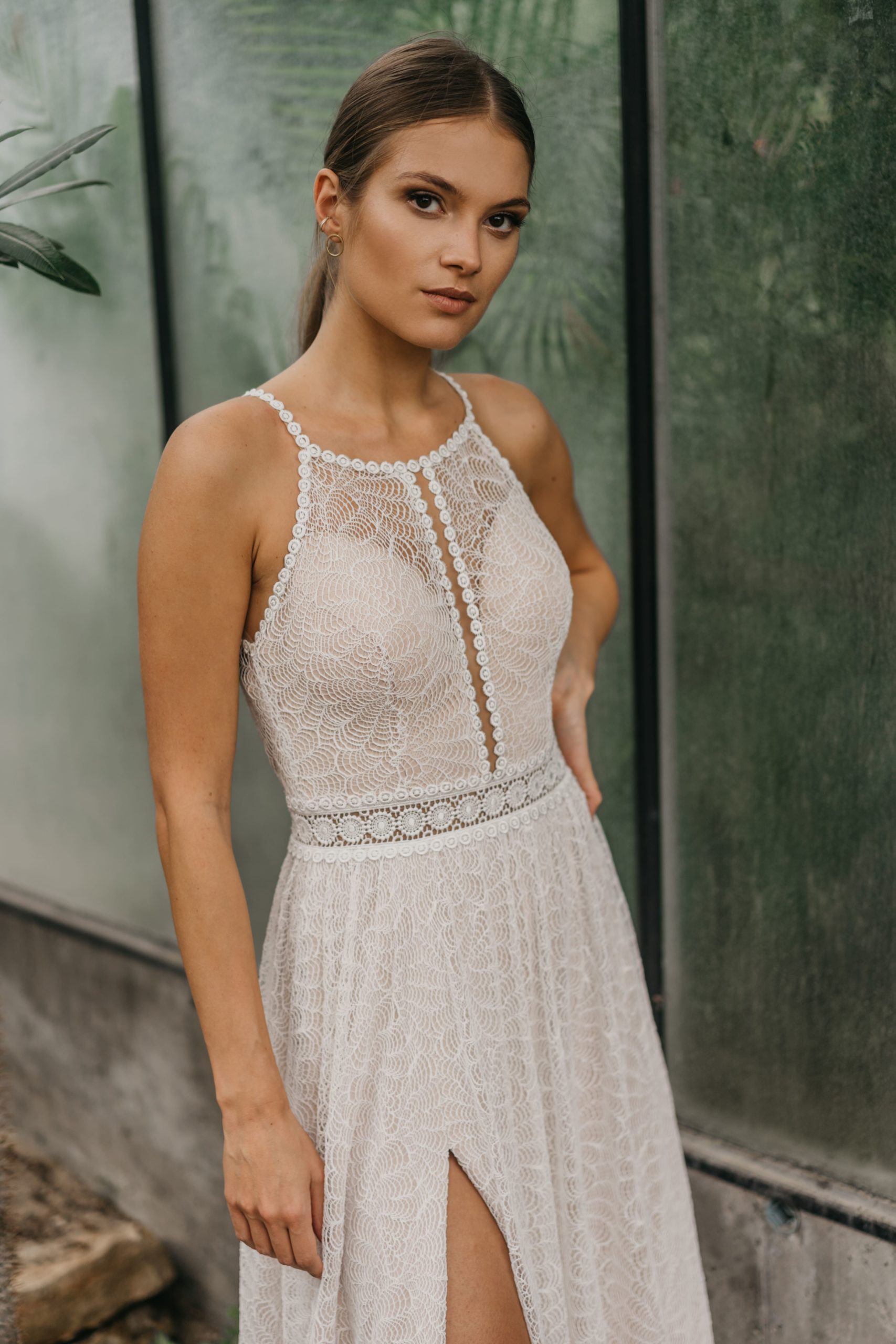 eliana kresa_brautatelier ried_coimbra_brautkleid_romantisch_chiffon_all over spitze_ivory-nude_details_1-min