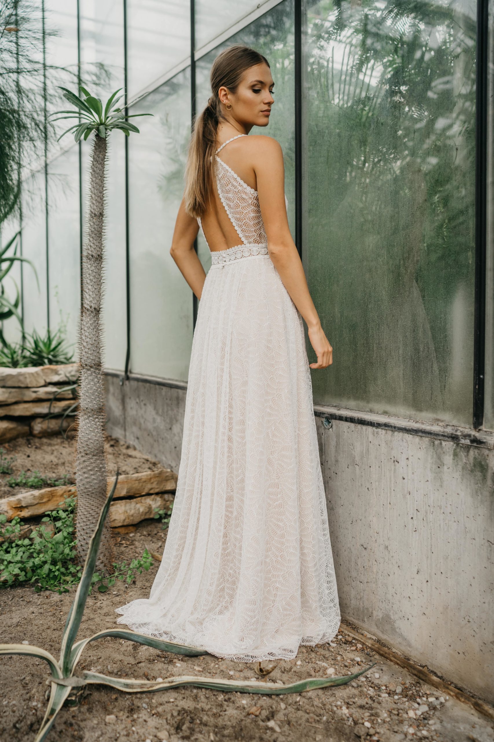 eliana kresa_brautatelier ried_coimbra_brautkleid_romantisch_chiffon_all over spitze_ivory-nude_rücken_1-min