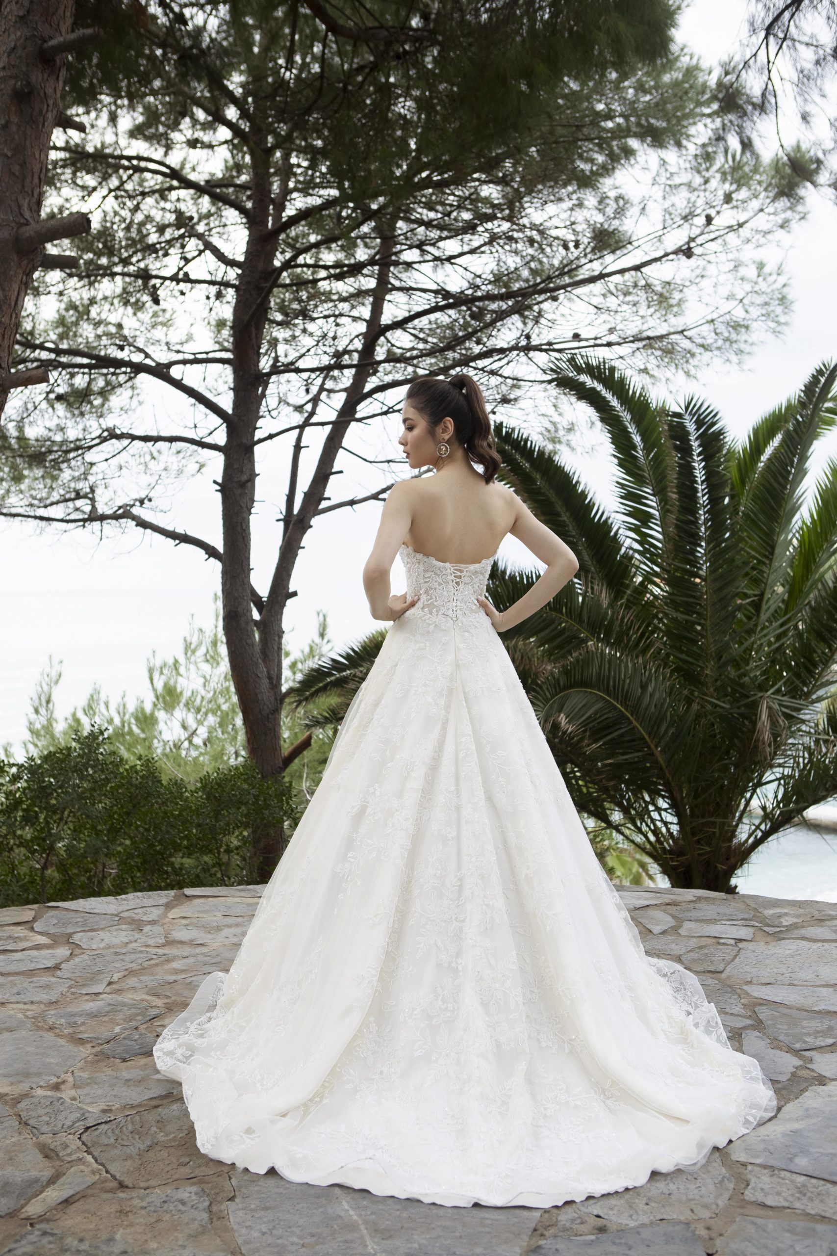 eminee yildirim_brautatelier ried_4079_brautkleid_prinzessin_tüll_alloverspitze_ivory_ivory_rücken_1-min