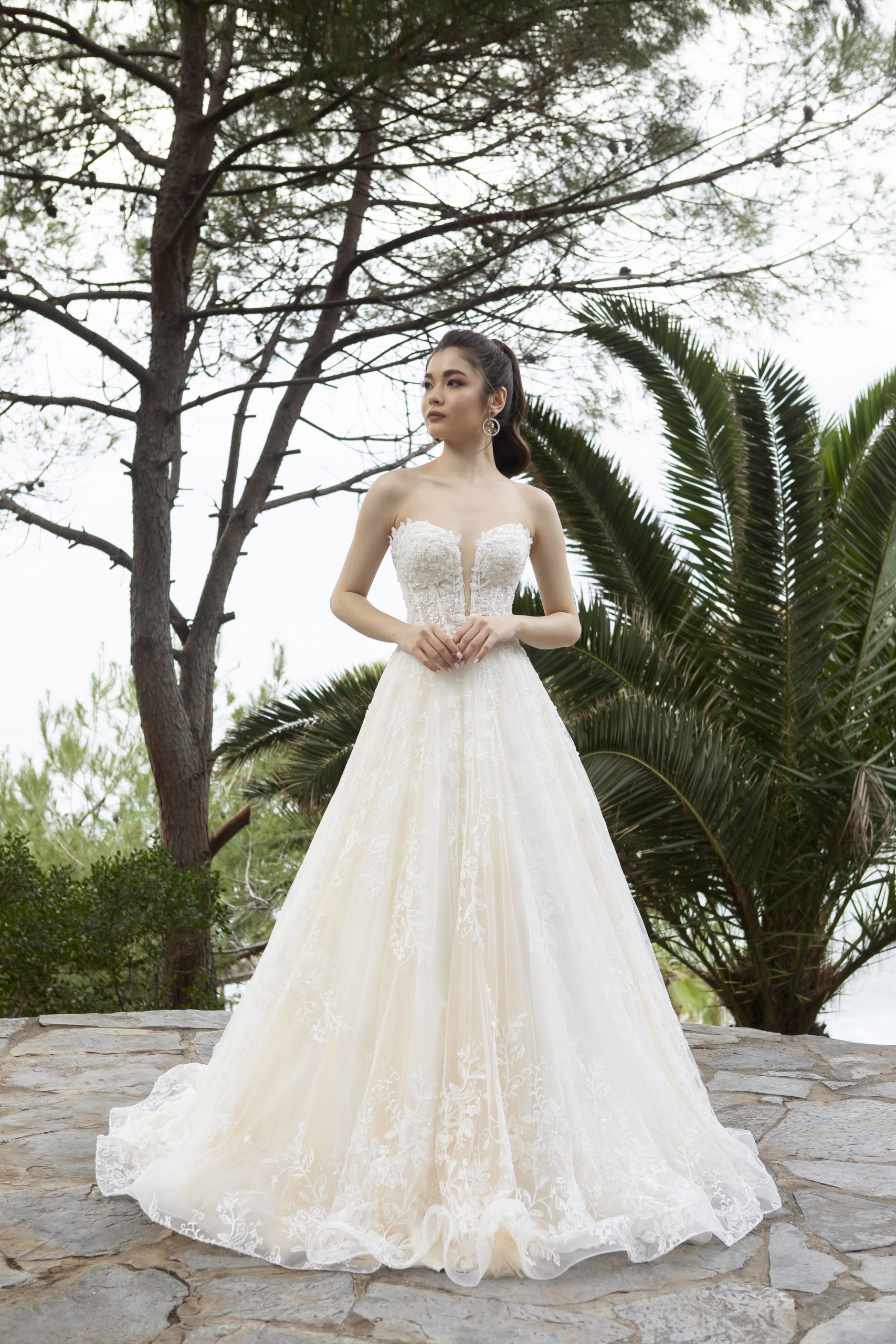 eminee yildirim_brautatelier ried_4079_brautkleid_prinzessin_tüll_alloverspitze_ivory_ivory_vorne_1-min