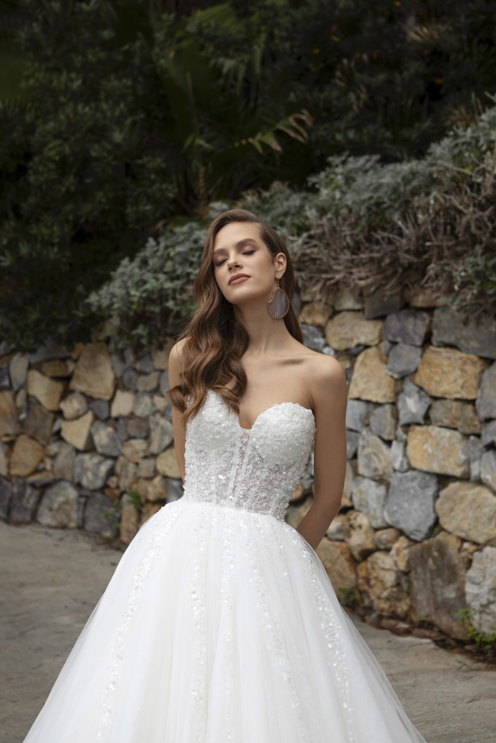 eminee yildirim_brautatelier ried_5041_brautkleid_prinzessin_tüll_glitzer_ärmellos_ivory_details_1-min