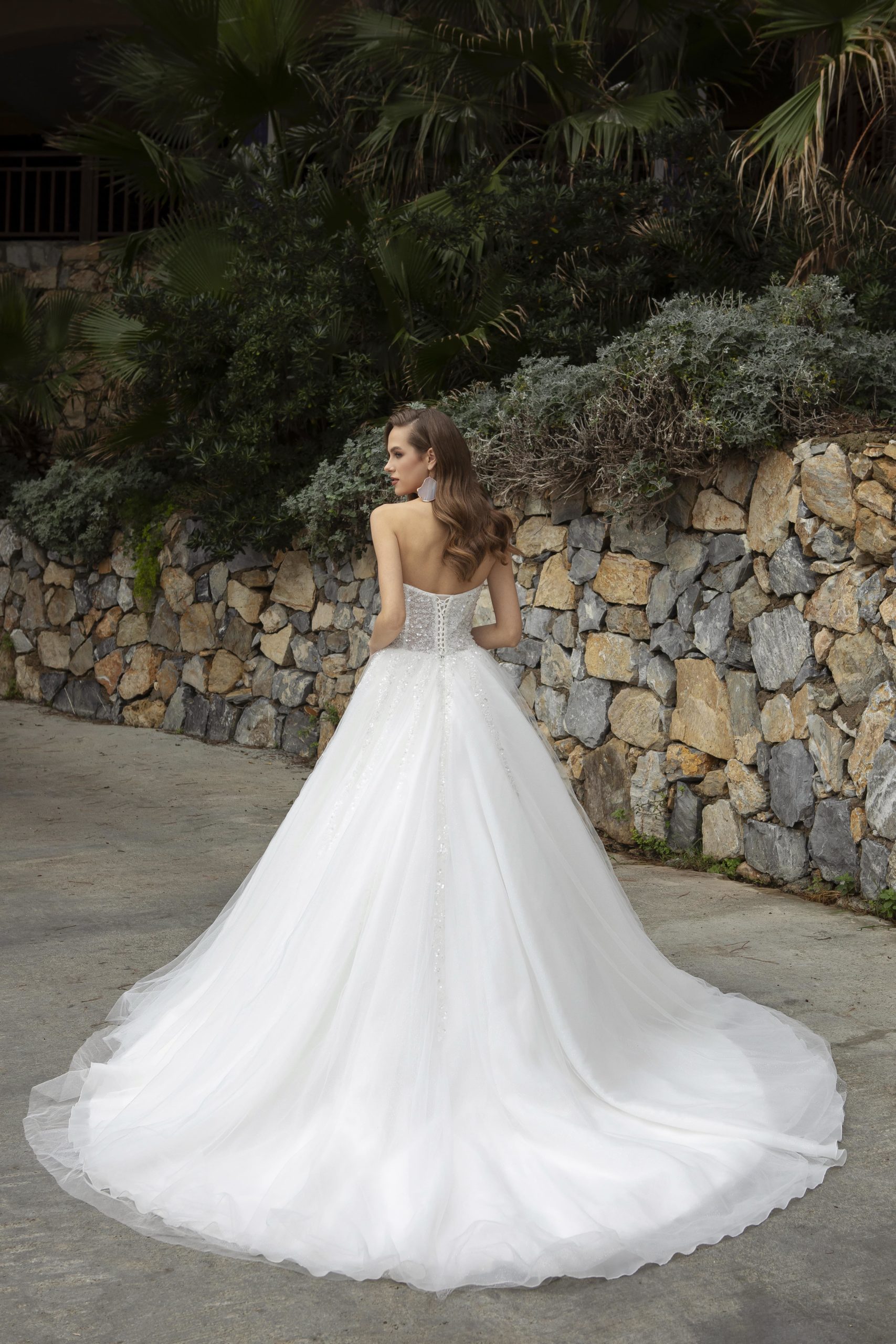 eminee yildirim_brautatelier ried_5041_brautkleid_prinzessin_tüll_glitzer_ärmellos_ivory_rücken_1-min