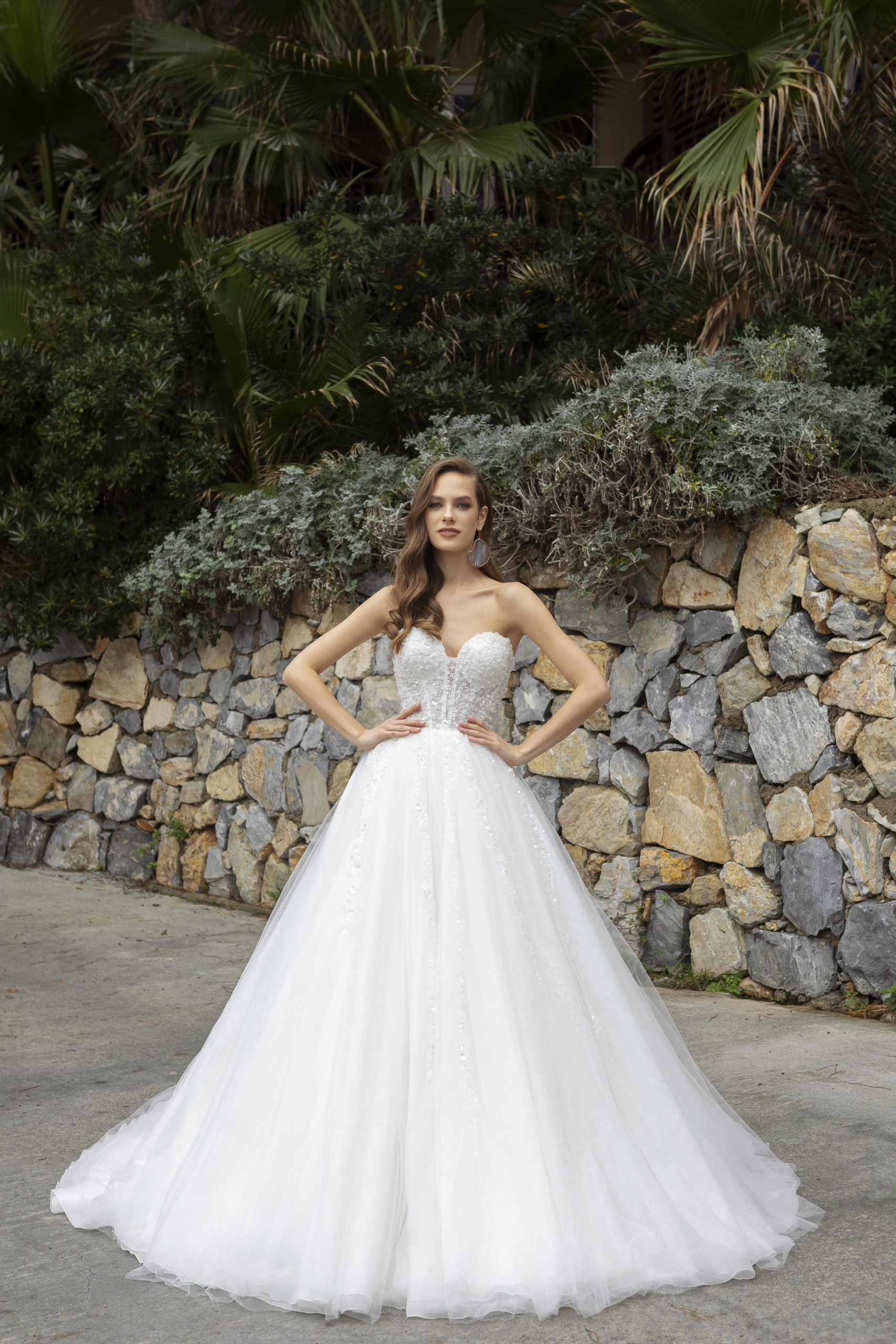 eminee yildirim_brautatelier ried_5041_brautkleid_prinzessin_tüll_glitzer_ärmellos_ivory_vorne_1-min