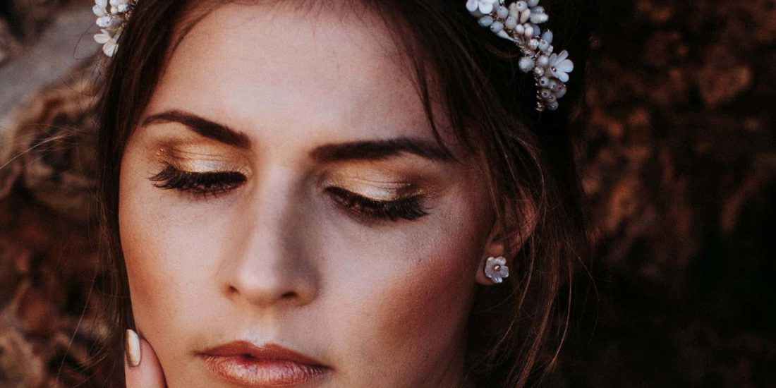 la chia_brautatelier ried_haarkrone_ava_brautschmuck_rose-weiß_portrait_1-min