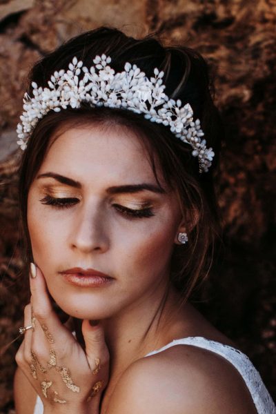la chia_brautatelier ried_haarkrone_ava_brautschmuck_rose-weiß_portrait_1-min