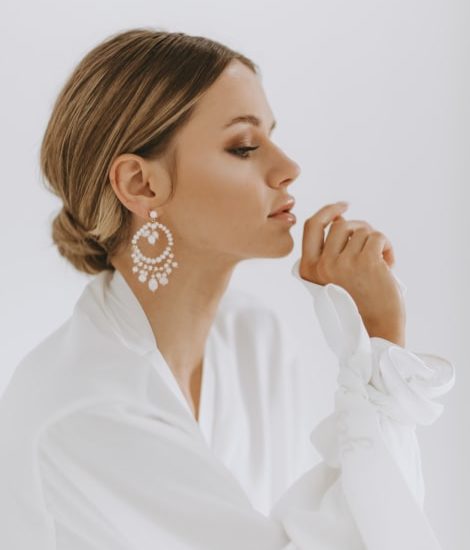 la chia_brautatelier ried_ohrringe_alba_brautschmuck_rose-gold_portrait_1-min