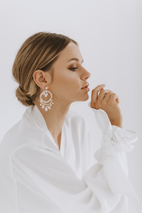 la chia_brautatelier ried_ohrringe_alba_brautschmuck_rose-gold_portrait_1-min