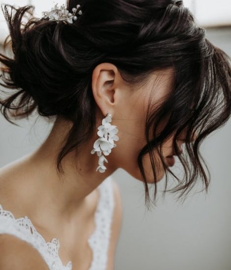 la chia_brautatelier ried_ohrringe_else_brautschmuck_silber-weiß_portrait_1-min