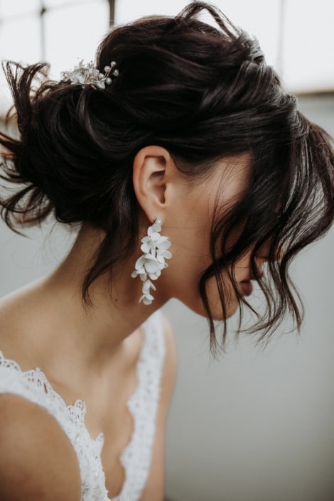 la chia_brautatelier ried_ohrringe_else_brautschmuck_silber-weiß_portrait_1-min