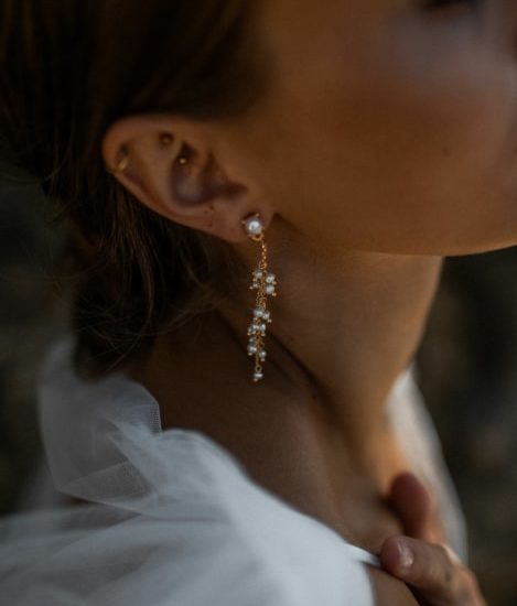 la chia_brautatelier ried_ohrringe_iria_brautschmuck_silber-weiß_portrait_1-min