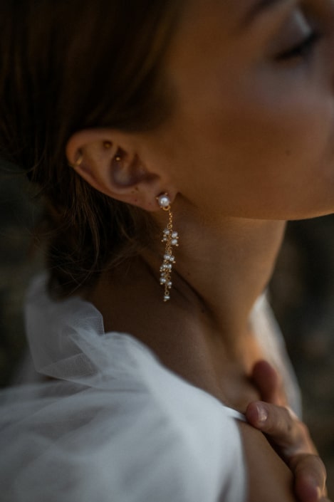 la chia_brautatelier ried_ohrringe_iria_brautschmuck_silber-weiß_portrait_1-min