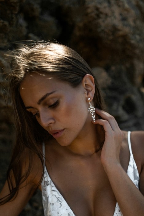 la chia_brautatelier ried_ohrringe_luce_brautschmuck_silber-strass_portrait_1-min