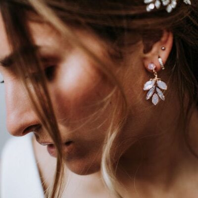 la chia_brautatelier ried_ohrringe_mia opal_brautschmuck_rose_portrait_2-min