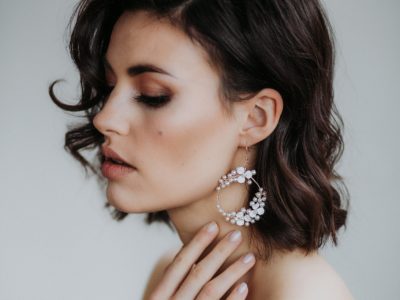 la chia_brautatelier ried_ohrringe_naomi_brautschmuck_silber-weiß_portrait_1_Upöpad