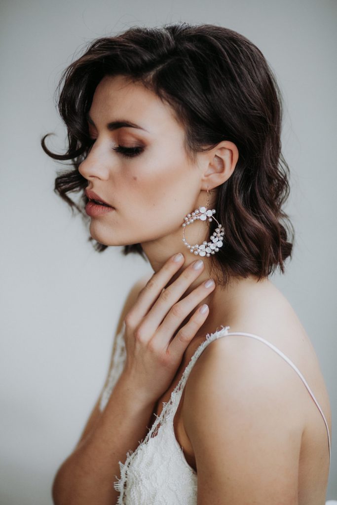 la chia_brautatelier ried_ohrringe_naomi_brautschmuck_silber-weiß_portrait_1-min