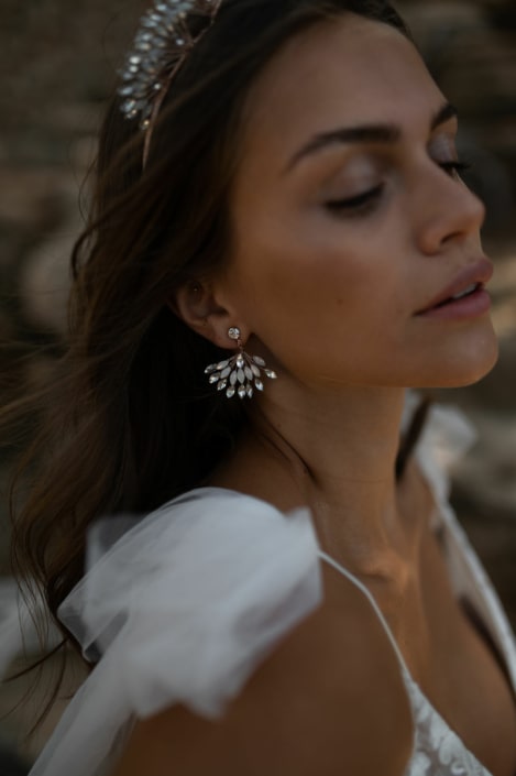la chia_brautatelier ried_ohrringe_tilda_brautschmuck_gold_portrait_1-min