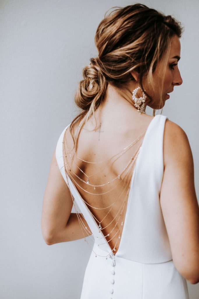 la chia_brautatelier ried_rückenkette_livia_brautschmuck_gold_rücken_1-min