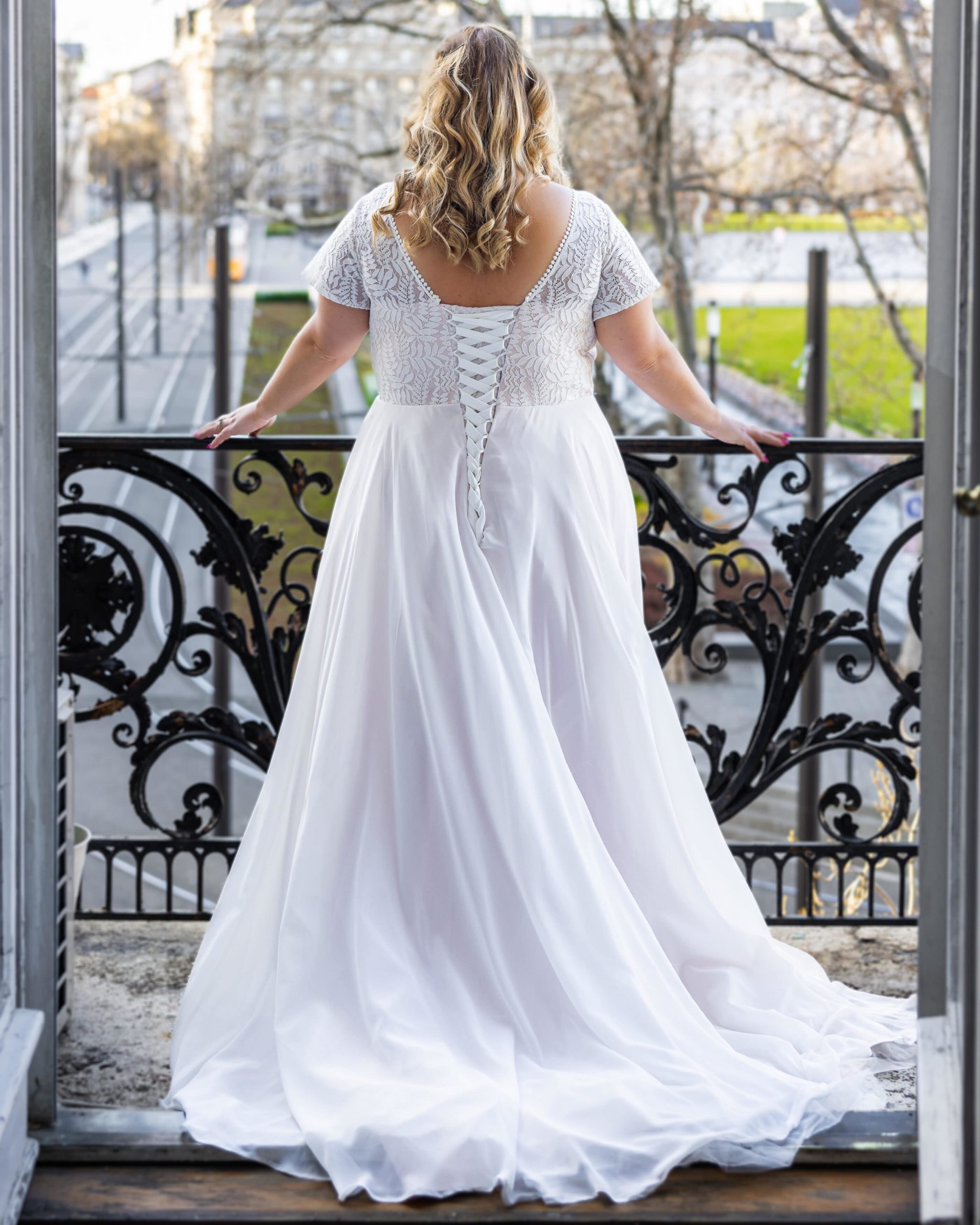lasabina_brautatelier ried_elise_brautkleid_curvy_chiffon_kurzarm_spitze_ivory_nude_rücken_1-min