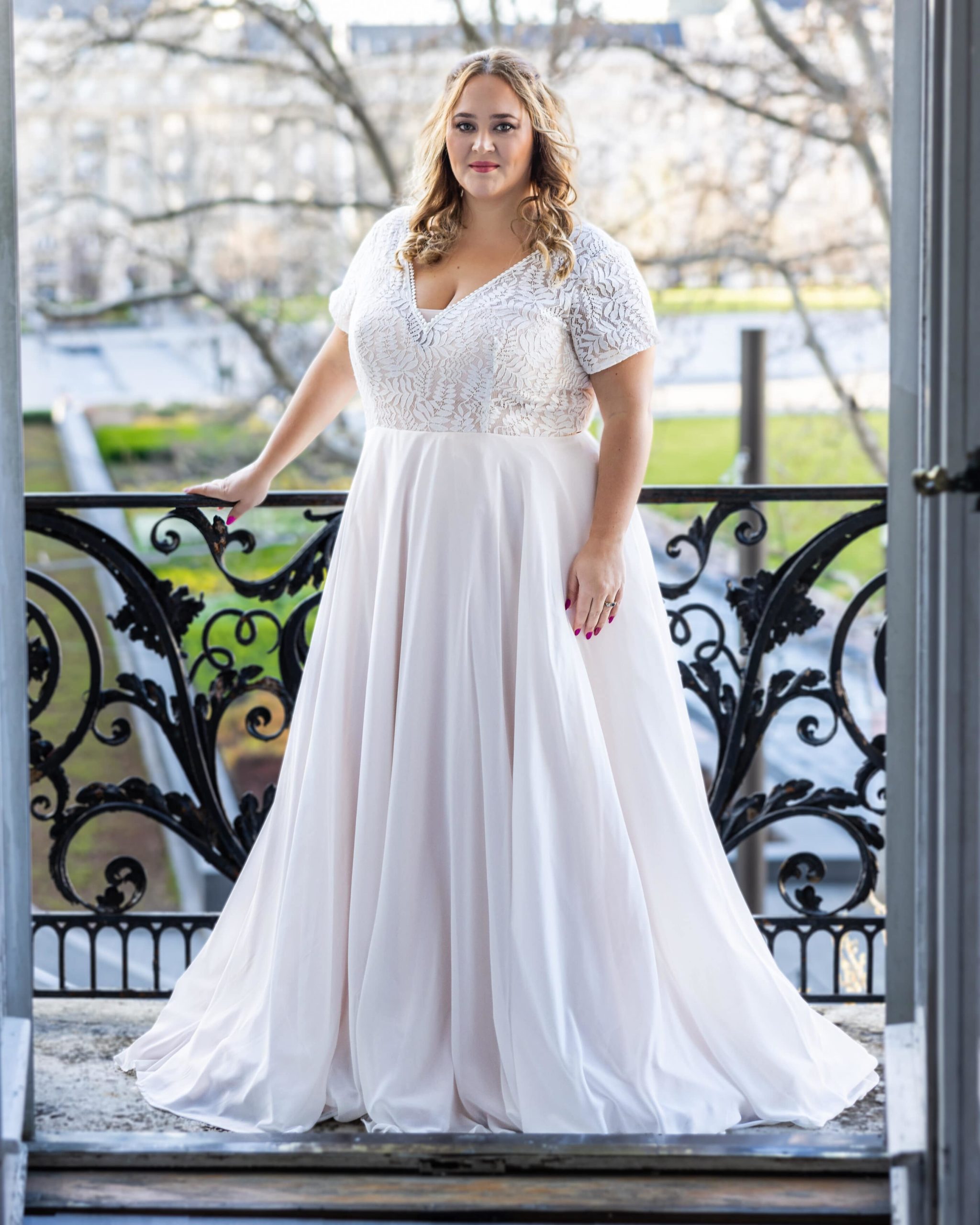 lasabina_brautatelier ried_elise_brautkleid_curvy_chiffon_kurzarm_spitze_ivory_nude_vorne_1-min