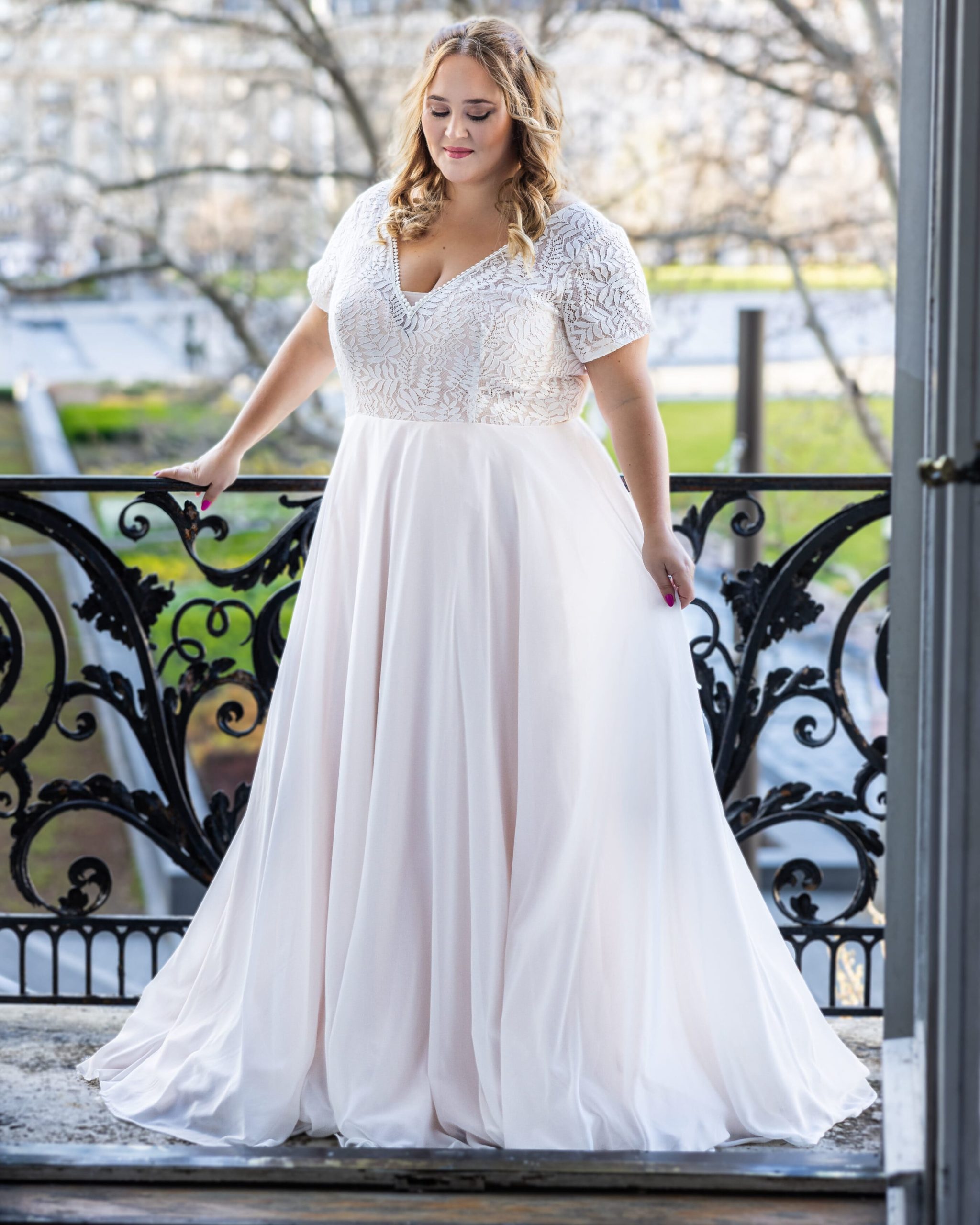 lasabina_brautatelier ried_elise_brautkleid_curvy_chiffon_kurzarm_spitze_ivory_nude_vorne_2-min