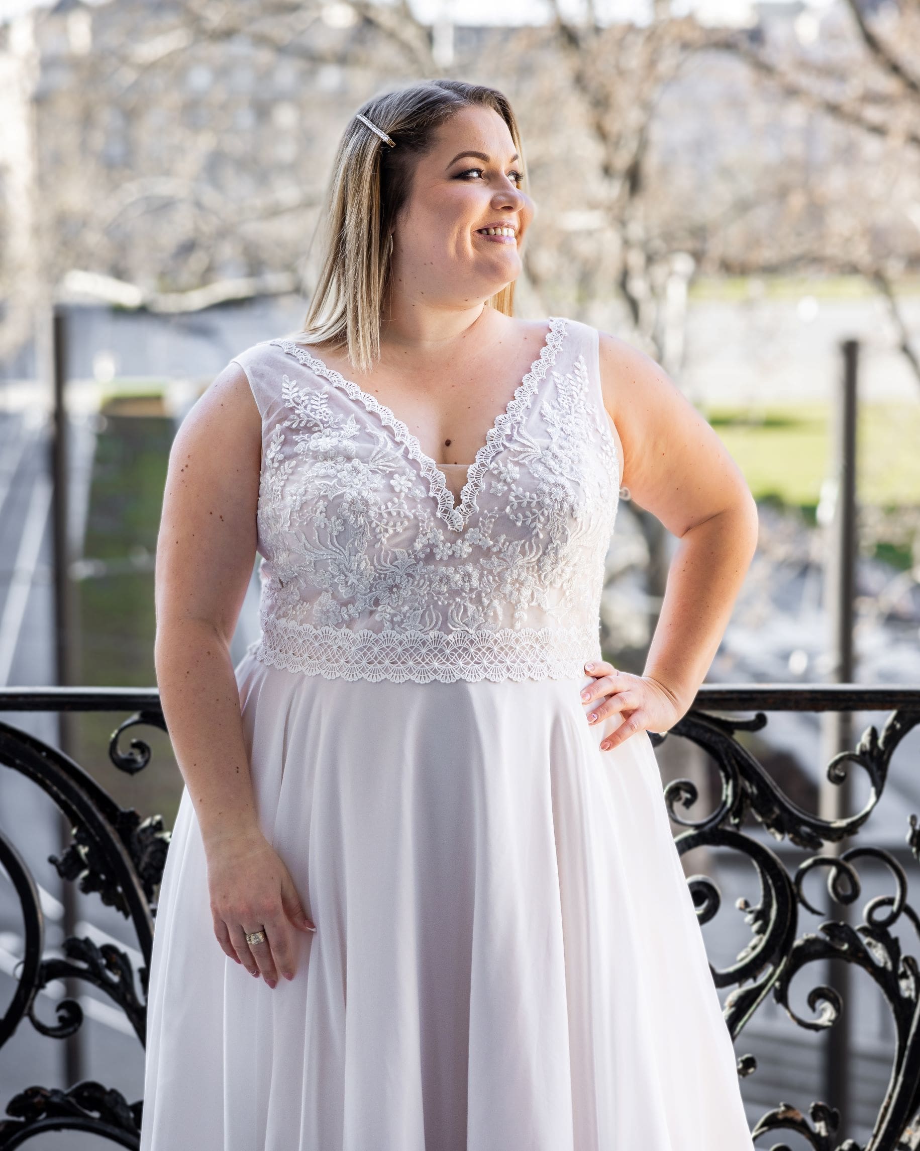 lasabina_brautatelier ried_millie_brautkleid_curvy_chiffon_breite träger_spitze_ivory_details_1-min