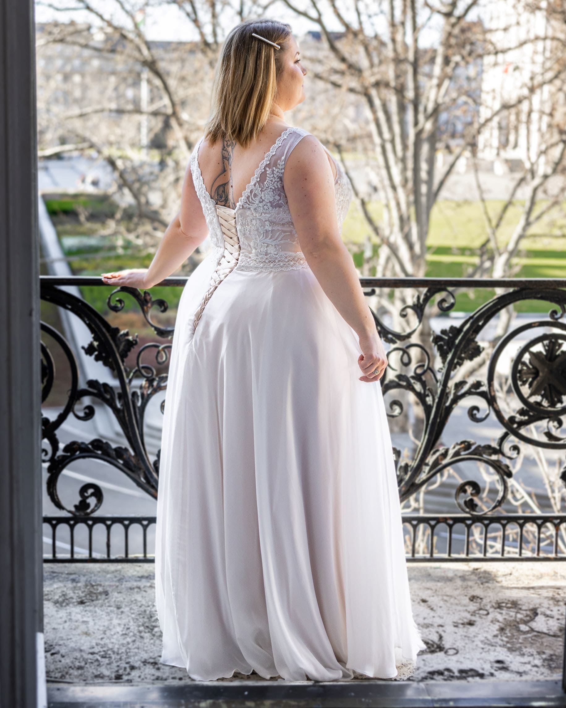 lasabina_brautatelier ried_millie_brautkleid_curvy_chiffon_breite träger_spitze_ivory_rücken_1-min