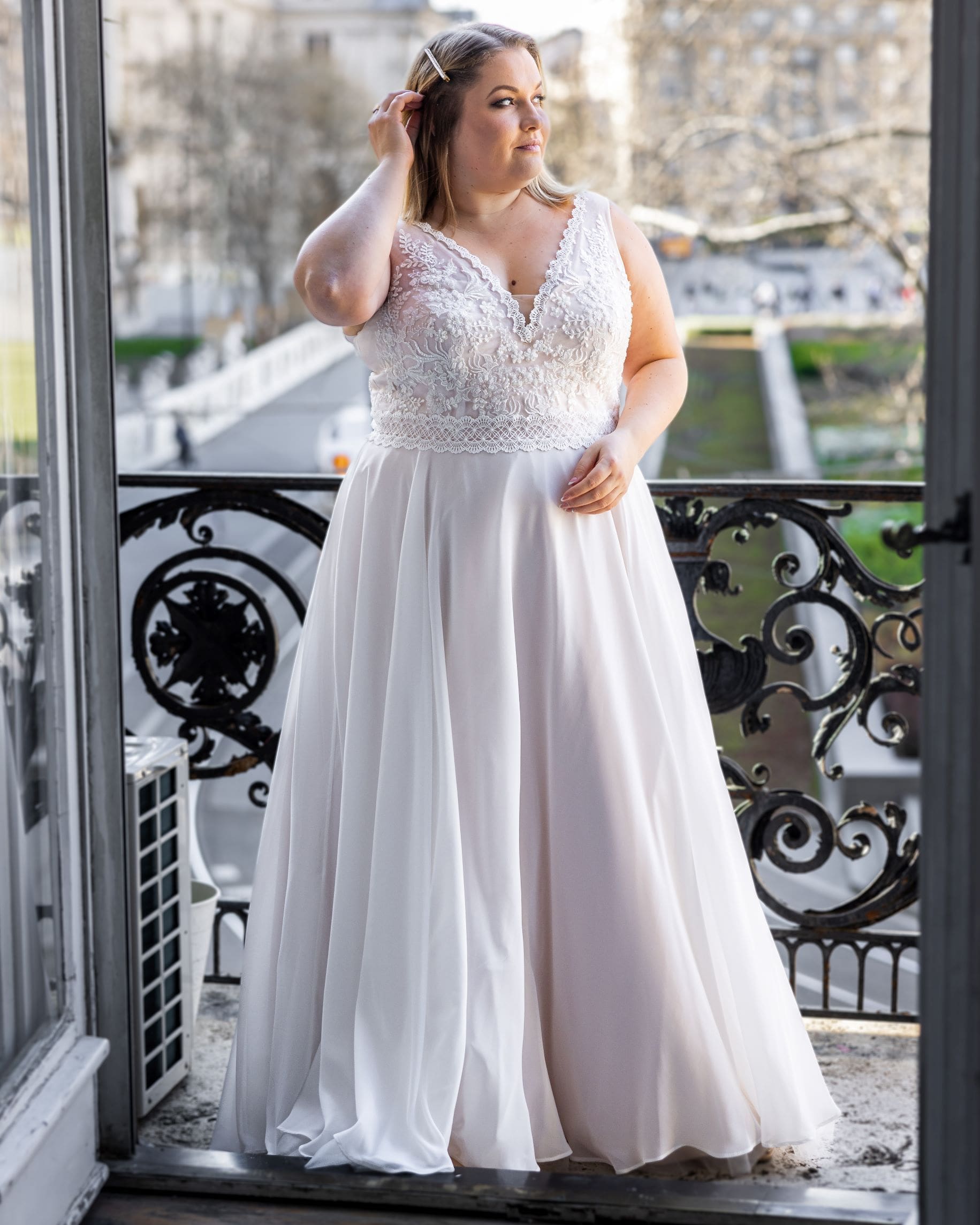 lasabina_brautatelier ried_millie_brautkleid_curvy_chiffon_breite träger_spitze_ivory_vorne_1-min