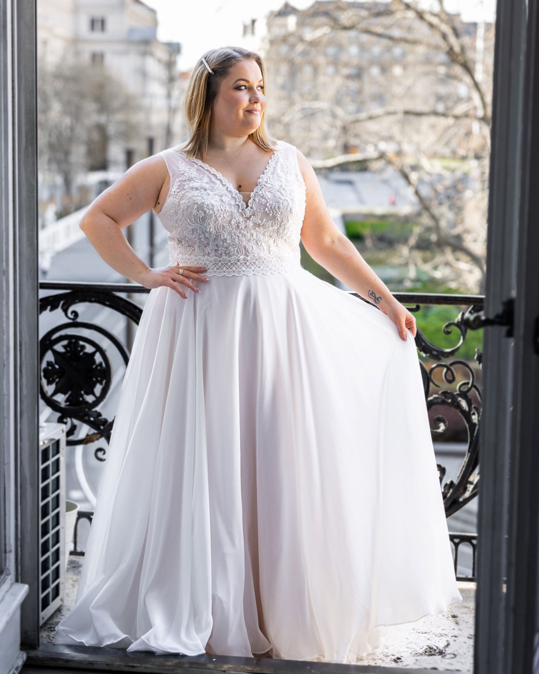 lasabina_brautatelier ried_millie_brautkleid_curvy_chiffon_breite träger_spitze_ivory_vorne_2-min