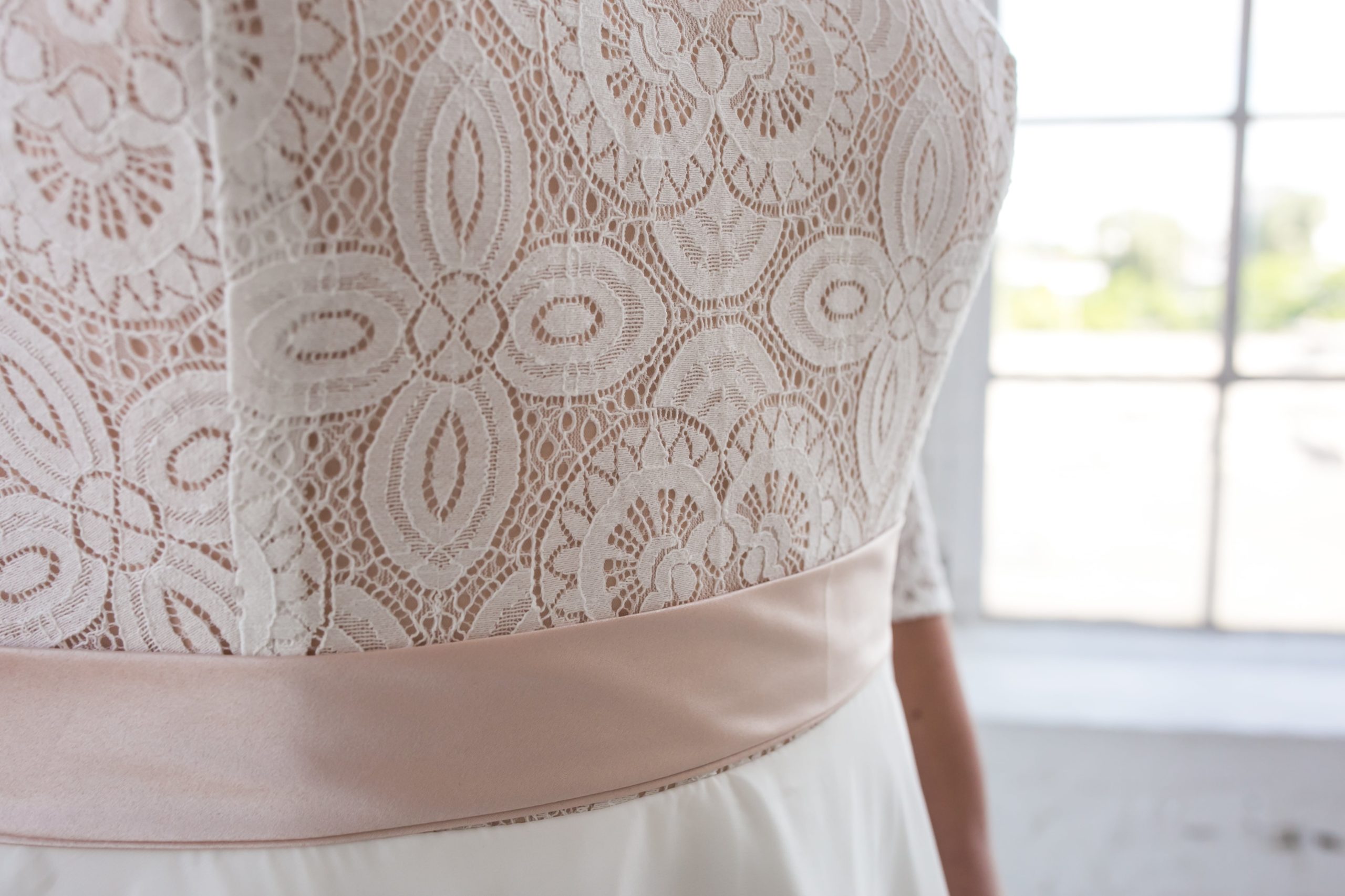 lasabina_brautatelier ried_ramada_brautkleid_curvy_chiffon_3-4 ärmel_spitze_ivory_nude_details_1-min