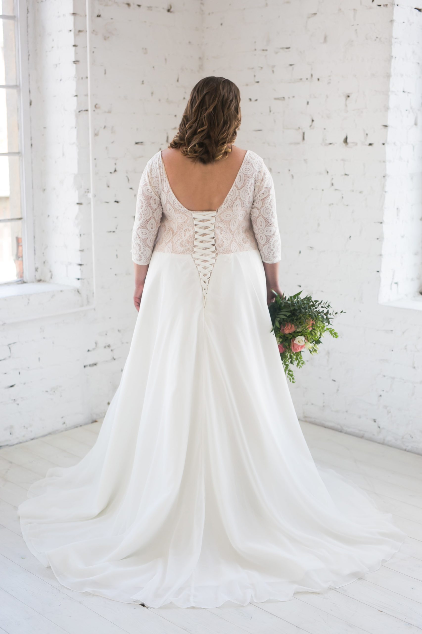 lasabina_brautatelier ried_ramada_brautkleid_curvy_chiffon_3-4 ärmel_spitze_ivory_nude_rücken_1-min
