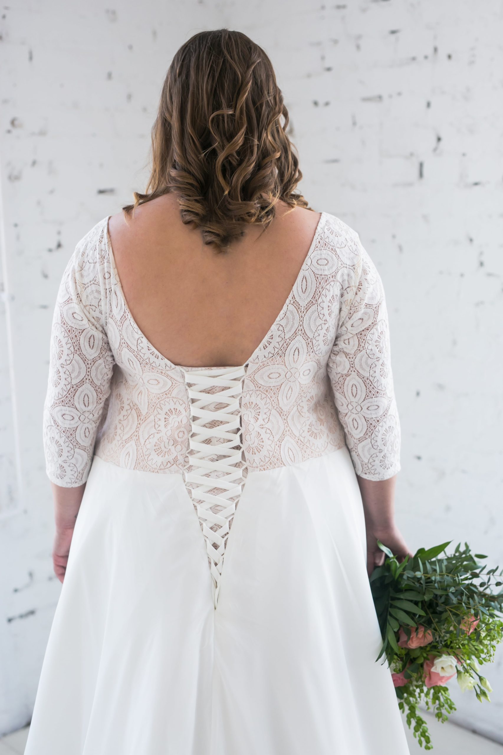 lasabina_brautatelier ried_ramada_brautkleid_curvy_chiffon_3-4 ärmel_spitze_ivory_nude_rücken_2-min
