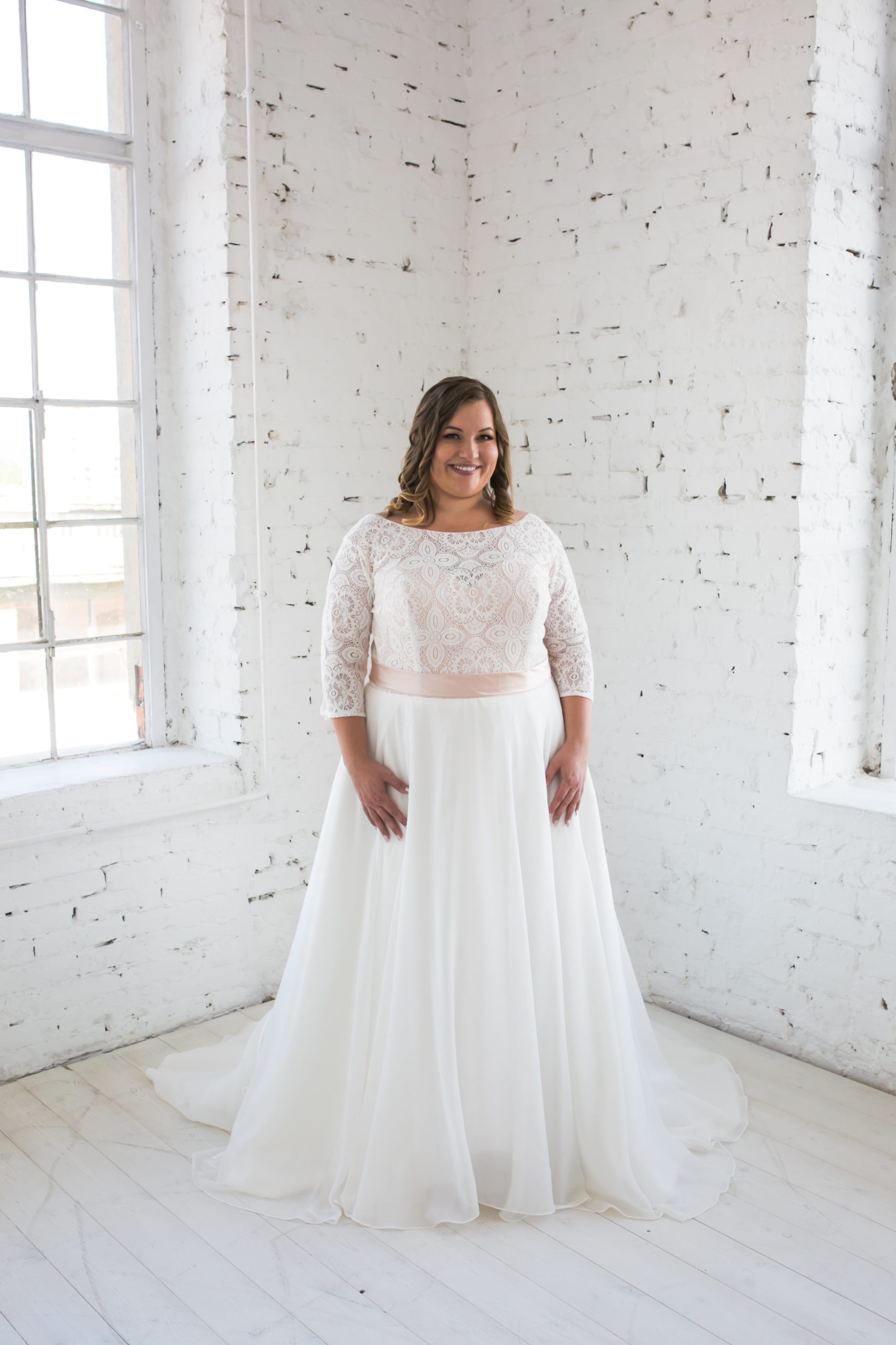 lasabina_brautatelier ried_ramada_brautkleid_curvy_chiffon_3-4 ärmel_spitze_ivory_nude_vorne_1-min