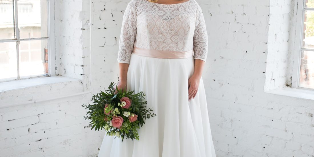 lasabina_brautatelier ried_ramada_brautkleid_curvy_chiffon_3-4 ärmel_spitze_ivory_nude_vorne_2-min