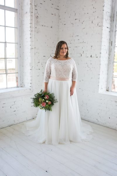 lasabina_brautatelier ried_ramada_brautkleid_curvy_chiffon_3-4 ärmel_spitze_ivory_nude_vorne_2-min
